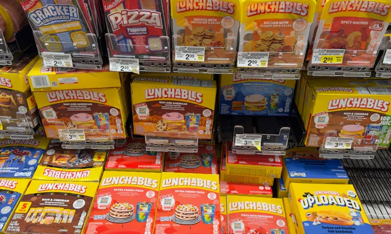 Kraft Heinz-owned Lunchables products are displayed for sale in a grocery store in Encinitas, California, U.S., November, 12, 2024. REUTERS/Mike Blake/File Photo